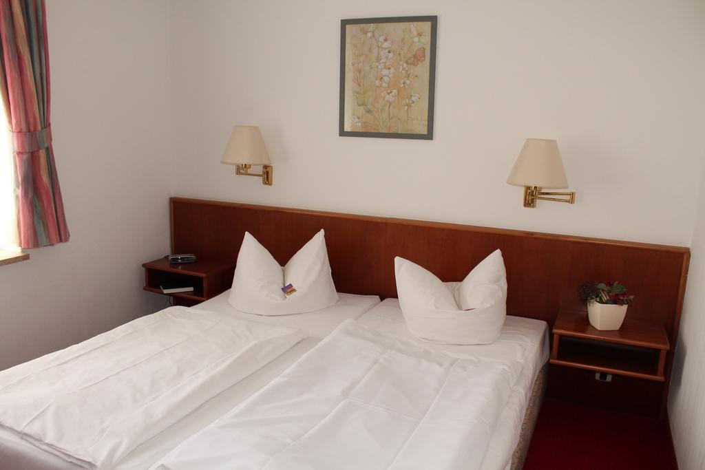 Hotel Fuersteneck Бернбург Номер фото